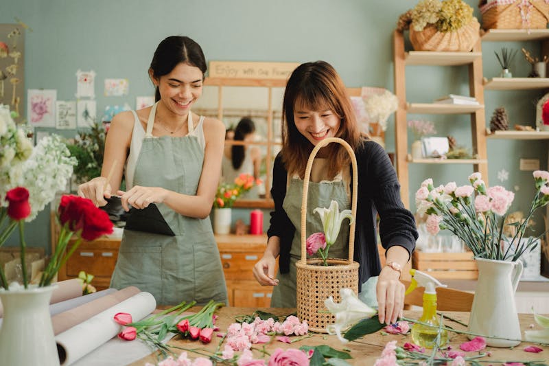 Fleuriste inter flora préparant un bouquet pour la livraison